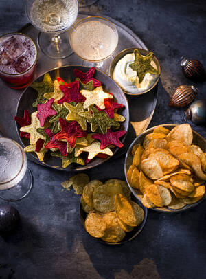 marksandspencer_XMAS2023_FOOD AND DRINKS_tortilla chips hvezdy 64,90Kc_chipsy pigs in blankets_chipsy prichut pigs in blankets 84,90Kc_89,90Kc.jpg